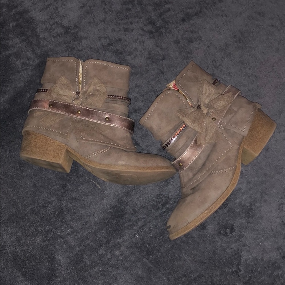 Size 1 girls shoe worn once